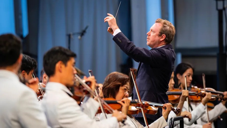Daniel Harding conducting the LA Philharmonic