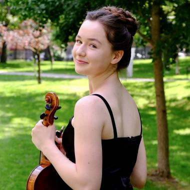 Pearl de la Motte with her viola