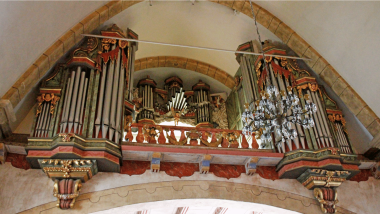 An organ with silver pipes.