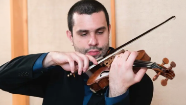 Marcio Candido playing violin