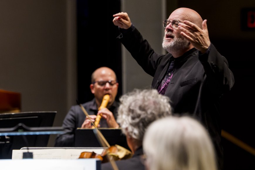 Andrew Megill conducts the “Bach at Sunset” program | Credit: Todd Rosenberg