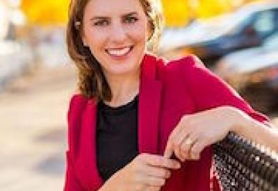 Lidiya Yankovskaya conducts the Rimsky double-bill for Island City Opera