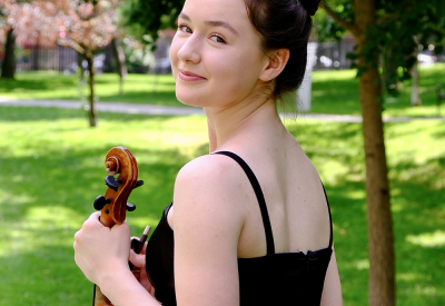 Pearl de la Motte with her viola