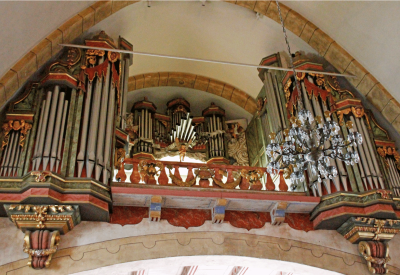 An organ with silver pipes.