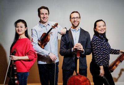 The four members of the Rosamunde String Quartet pose together with their instruments.
