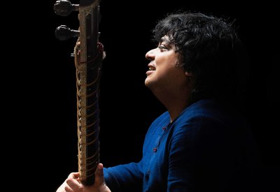 Niladri Kumaar playing his sitar