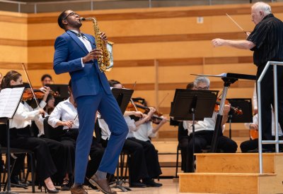 Saxophonist Steven Banks performs Joan Tower’s Love Returns, conducted by Leonard Slatkin | Credit: Blake Nelson