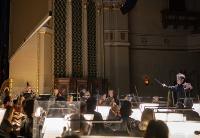 Photo of Tatsuya Shimono conducting courtesy of the artist and Symphony San Jose.