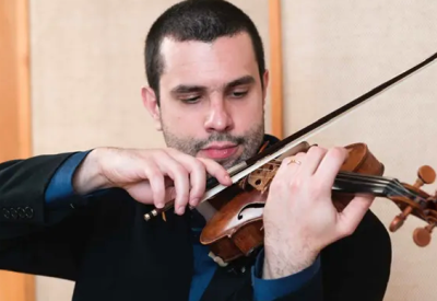 Marcio Candido playing violin